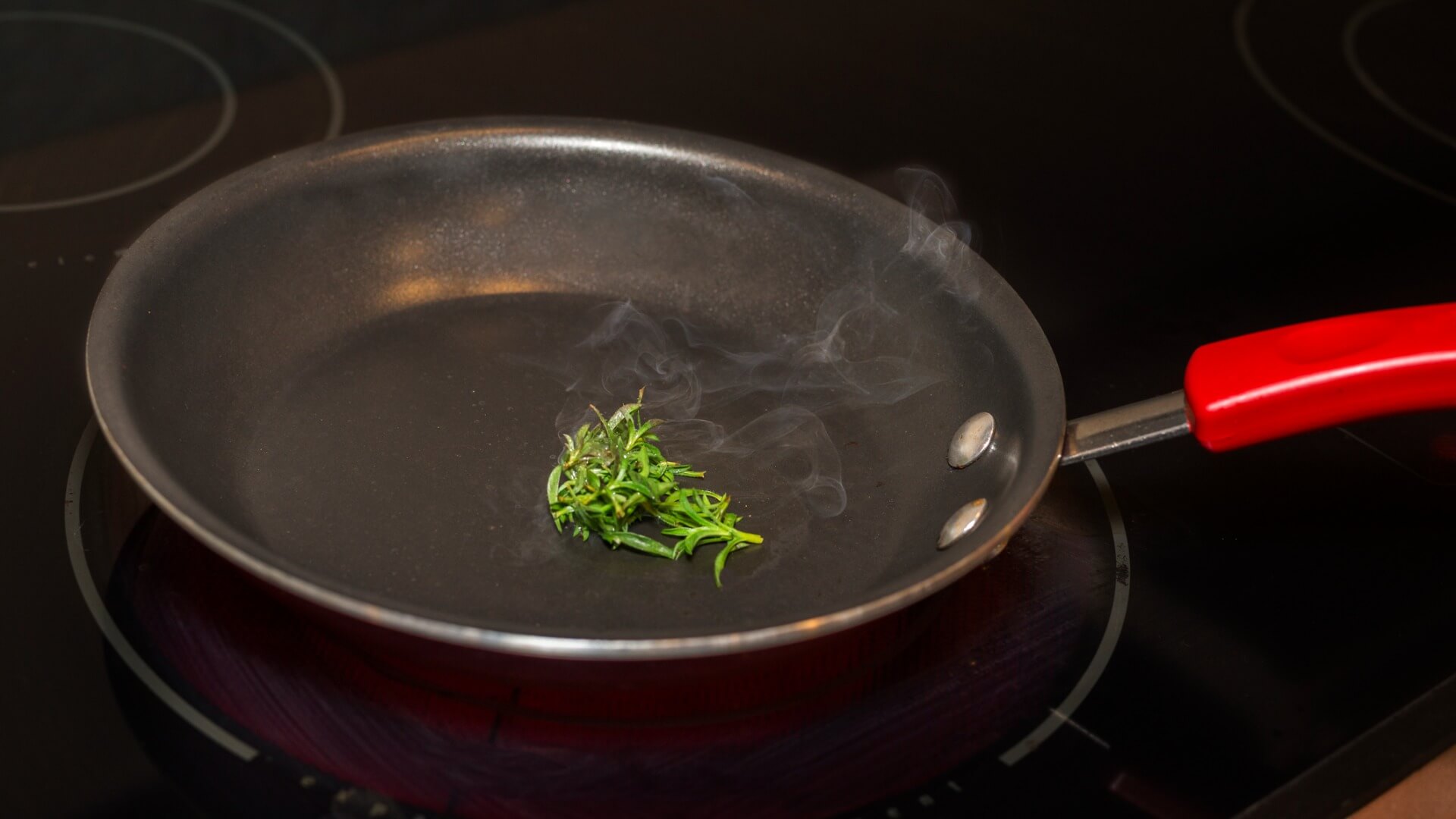 Na co zwrócić uwagę wybierając patelnie gastronomiczne Na co zwrócić uwagę wybierając patelnie gastronomiczne